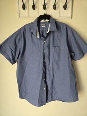 Van Heusen Short-Sleeve Button-Down Shirt in Blue